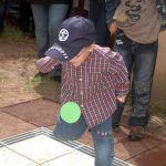 Ein Kind testet das Tanzglockenspiel